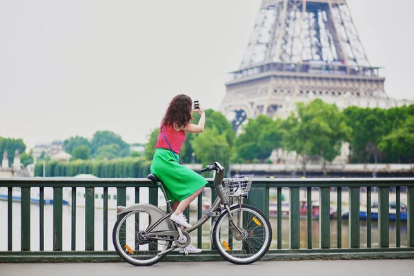 Frau mit Fahrrad auf einer Straße in Paris — Stockfoto