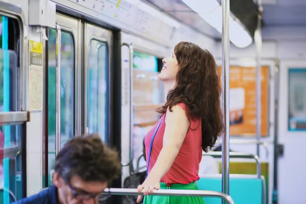 Ung kvinna i Paris tunnelbana — Stockfoto