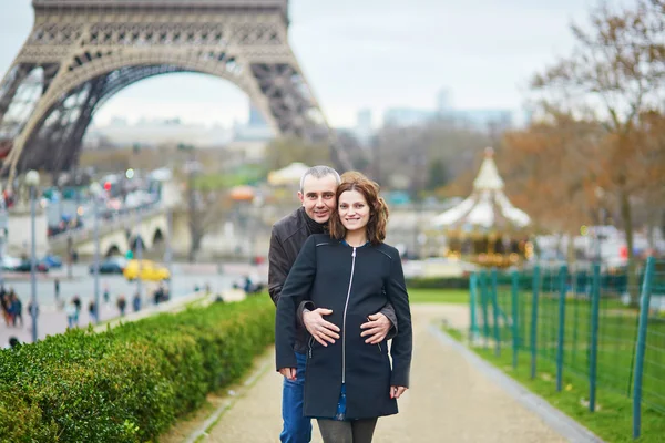 Mooi verwacht paar in de buurt van de Eiffel toren — Stockfoto