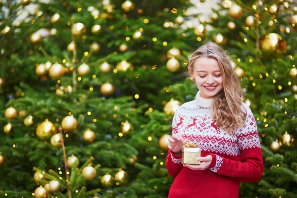 Young woman on a street of Paris decorated for Christmas — Stock Photo, Image