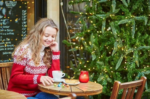 Young woman on a street of Paris decorated for Christmas — Stock Photo, Image