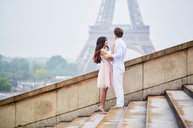 Romantik Çift Paris'te birlikte