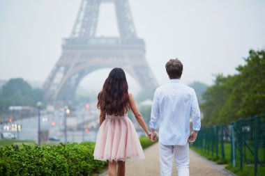 Romantik Çift Paris'te birlikte
