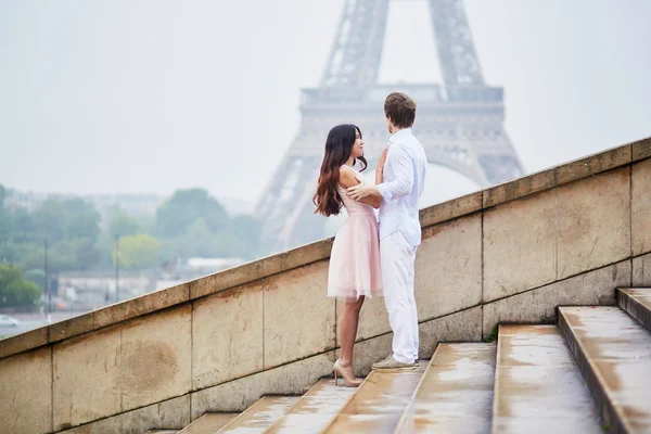 Romantik Çift Paris'te birlikte — Stok fotoğraf