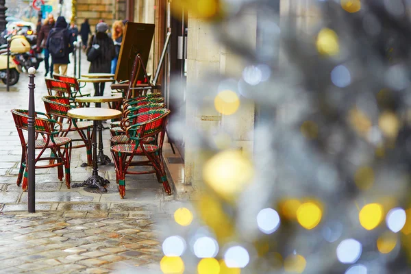 Café em Paris decorado com Natal — Fotografia de Stock