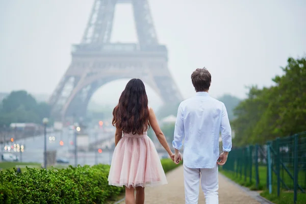 Romantic couple together in Paris — Stock Photo, Image