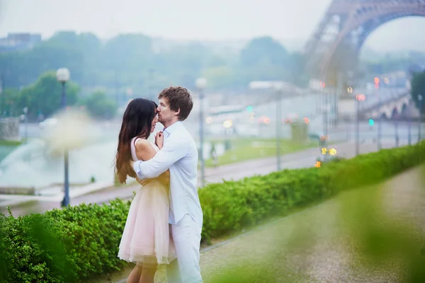 Romantik Çift Paris'te birlikte — Stok fotoğraf