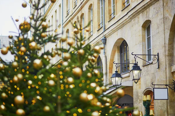 Rua em Paris decorada com Natal — Fotografia de Stock