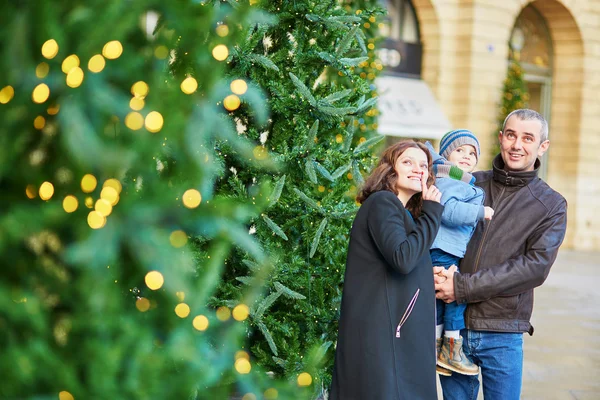 Glückliche dreiköpfige Familie zu Weihnachten im Freien — Stockfoto