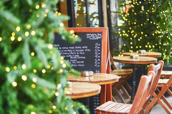 Caffè a Parigi decorato con Natale — Foto Stock