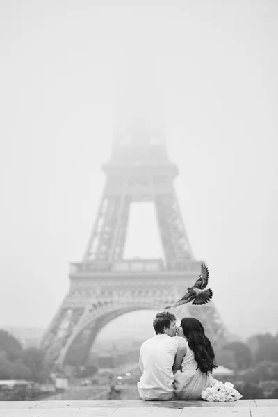 Couple romantique ensemble à Paris — Photo