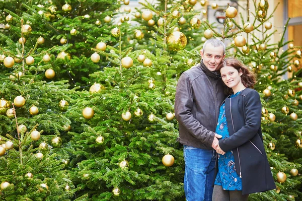 Glückliche zweiköpfige Familie zu Weihnachten im Freien — Stockfoto