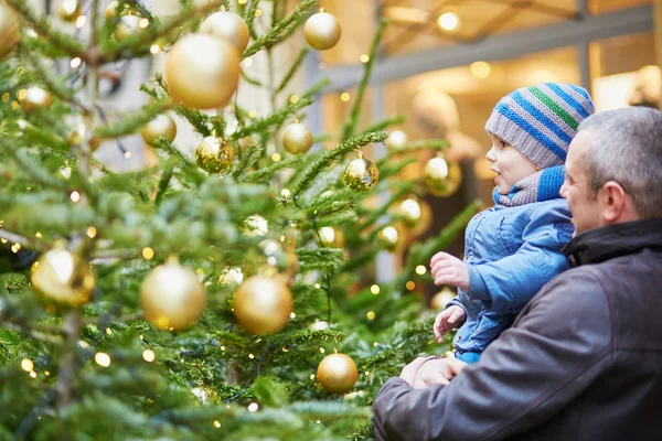 Joyeux famille de deux à l'extérieur à Noël — Photo