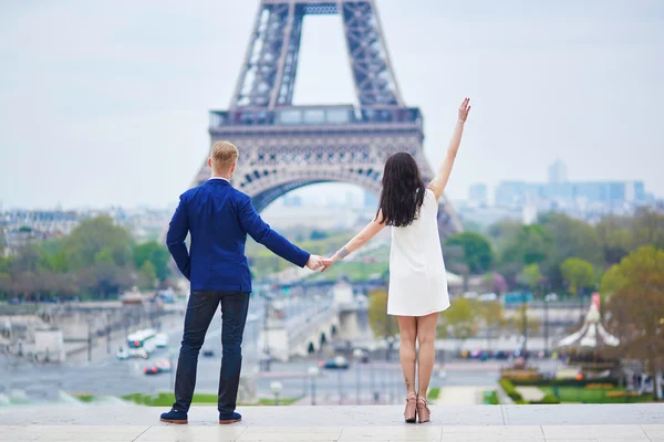 Casal romântico em Paris perto da Torre Eiffel — Fotografia de Stock