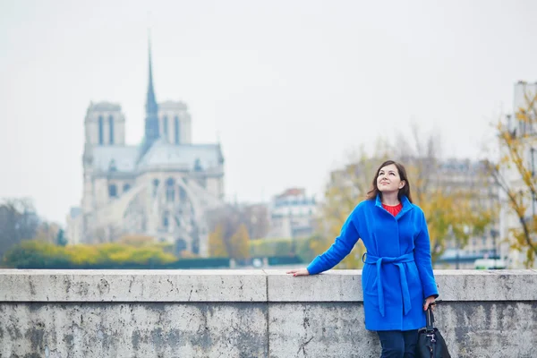 Beautiful young tourist in Paris on a fall day — Stock Photo, Image