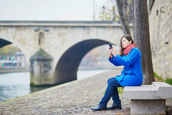 Krásný mladý turista v Paříži na podzim nebo na jaře den — Stock fotografie