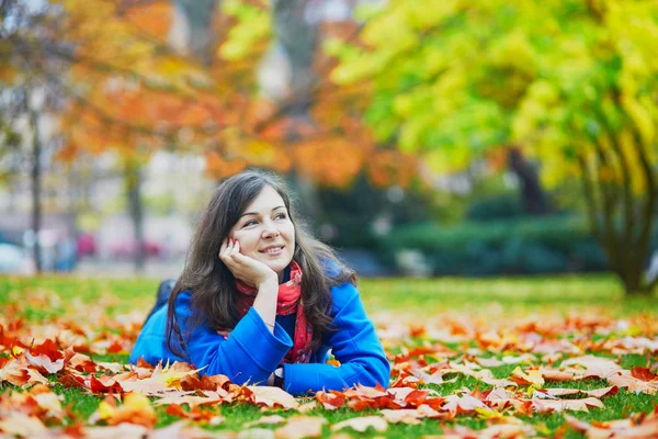 Beautiful young girl in the Luxembourg garden of Paris — Stock Photo, Image