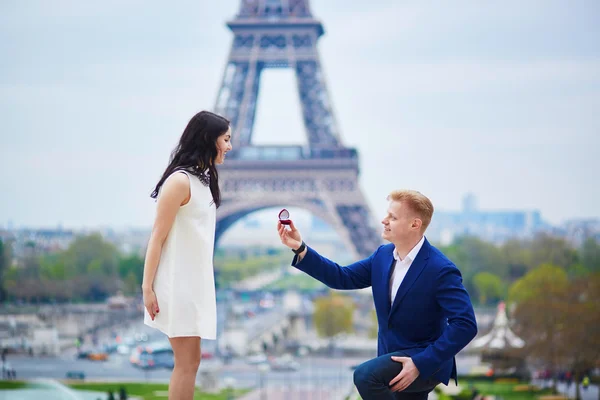 Engajamento romântico em Paris — Fotografia de Stock