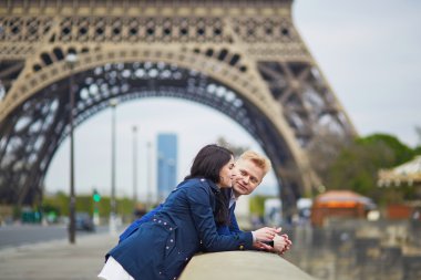 Romantik Çift Paris'te Eyfel Kulesinin yakınında