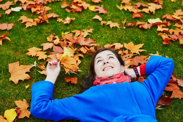 Hermosa joven turista en París en un día de otoño — Foto de Stock