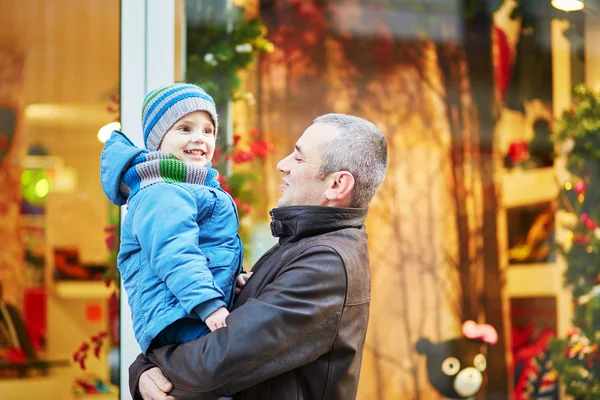 Happy family of two outdoors at Christmas — Stock Photo, Image