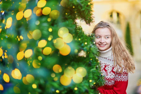 Chica con un árbol de Navidad brillantemente decorado —  Fotos de Stock