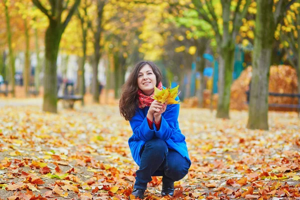 Beautiful young tourist in Paris on a fall day — Stock Photo, Image