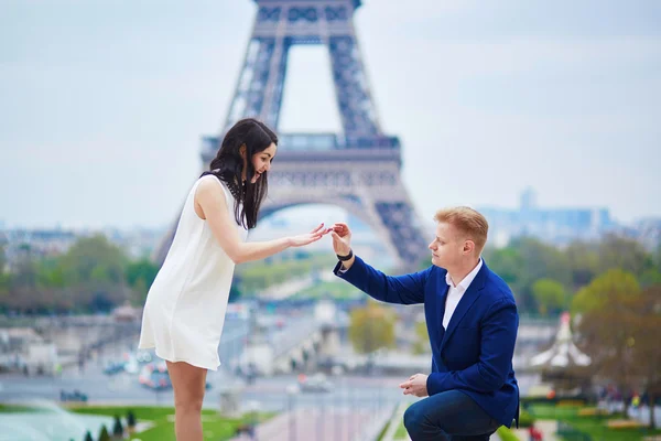 在巴黎的浪漫婚约 — 图库照片