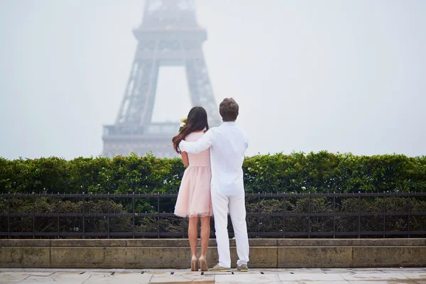 Romantiska par tillsammans i Paris — Stockfoto