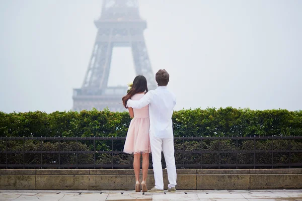 Romantic couple together in Paris — Stock Photo, Image