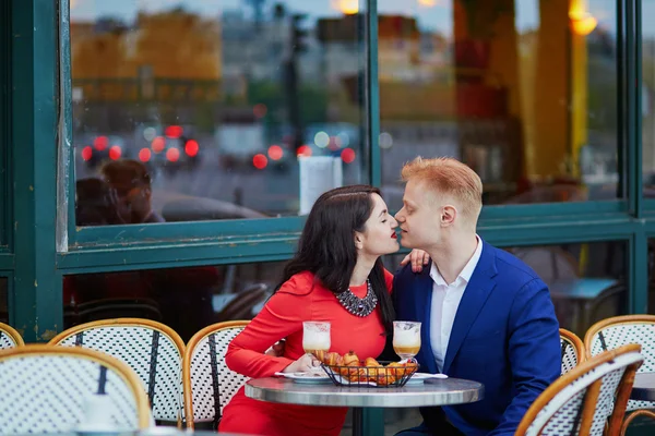 Romantisch paar in Parijs in café — Stockfoto