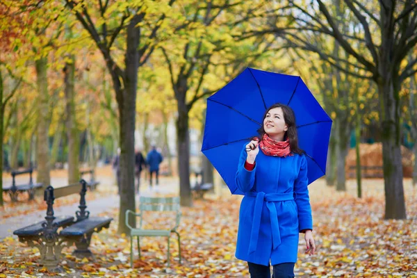 Bella giovane donna con ombrello blu — Foto Stock