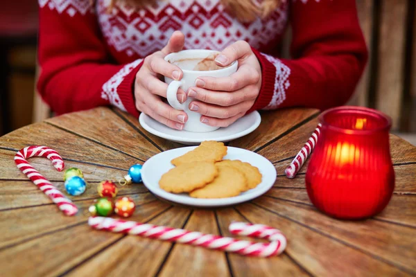 아늑한 야외 파리 카페에서 핫 쵸 코를 마시는 여자는 크리스마스 장식 — 스톡 사진