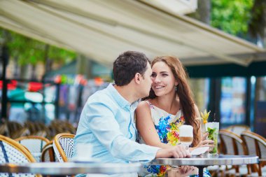 Seven çift Paris kafede romantik