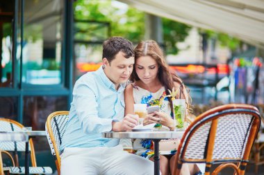 Seven çift Paris kafede romantik