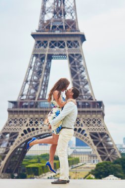 Eyfel Kulesi bir tarih olan romantik sevgi dolu Çift