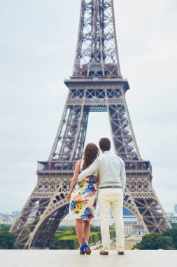 Eyfel Kulesi bir tarih olan romantik sevgi dolu Çift