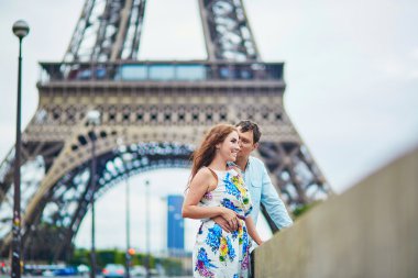 Eyfel Kulesi bir tarih olan romantik sevgi dolu Çift