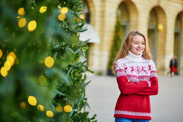 Young woman on a street of Paris decorated for Christmas — Stock Photo, Image