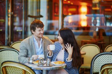 İki kahve içme ve Paris kafede kruvasan yemek