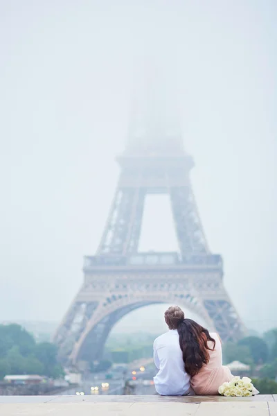 Romantic couple together in Paris — Stock Photo, Image