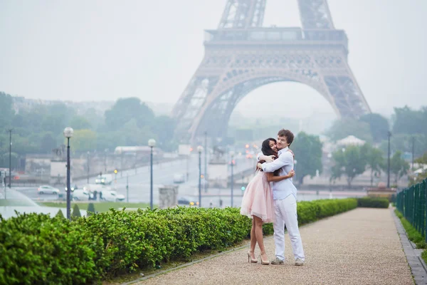 浪漫的情侣在一起在巴黎 — 图库照片