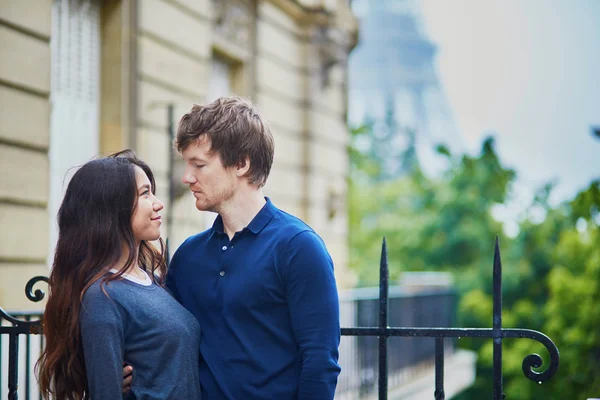 Gelukkige jonge paar voor de Eiffeltoren — Stockfoto
