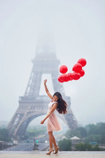 Pariser Frau mit roten Luftballons vor dem Eiffelturm — Stockfoto