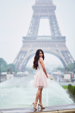 Eyfel Kulesi önünde Paris kadın