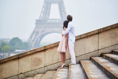 Romantik Çift Paris'te birlikte