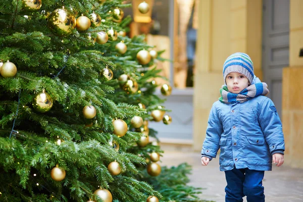 Ładny mały chłopiec na zewnątrz przy ulicy na Boże Narodzenie — Zdjęcie stockowe