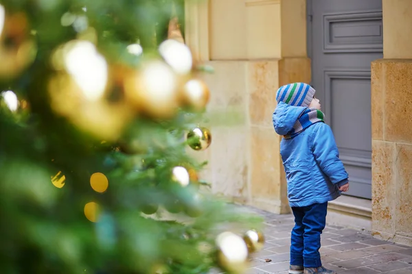 Mignon petit garçon à l'extérieur dans une rue à Noël — Photo