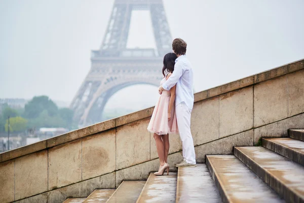 Couple romantique ensemble à Paris — Photo