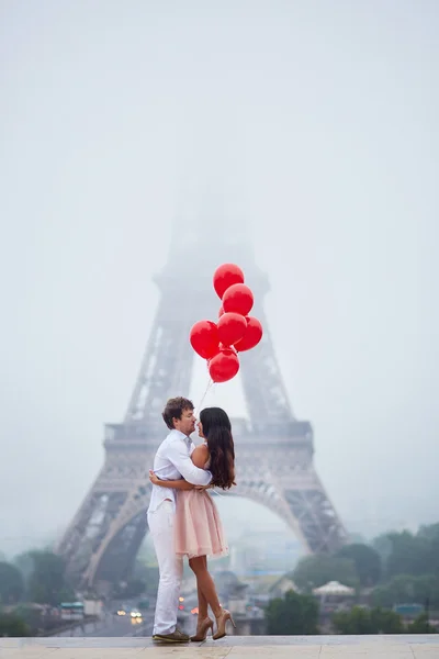 Romantische koppel met rode ballonnen samen in Parijs — Stockfoto